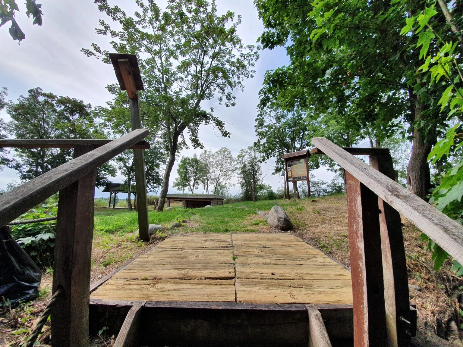 Klasztor, wrak samolotu i góra z kapitalnym widokiem. Ukryty skarb Mazowsza pół godziny drogi od Płocka