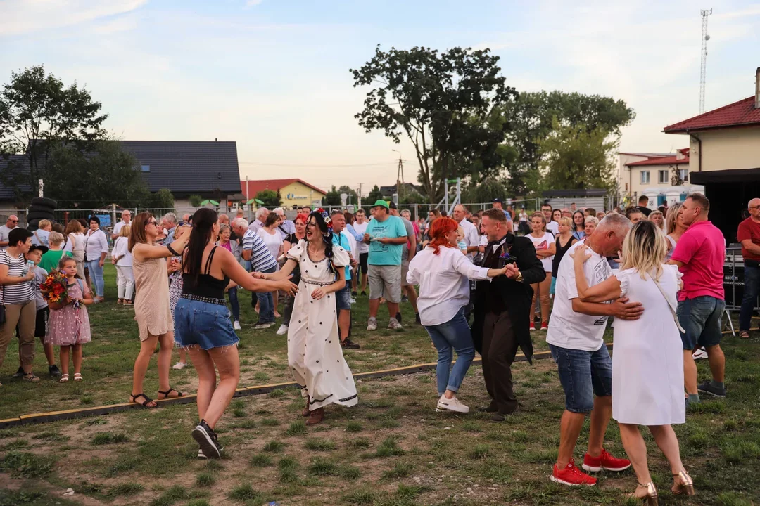 Wielkie wesele pod chmurką na Mazowszu! Poczęstunek, muzyka na żywo i niespodzianka dla uczestników