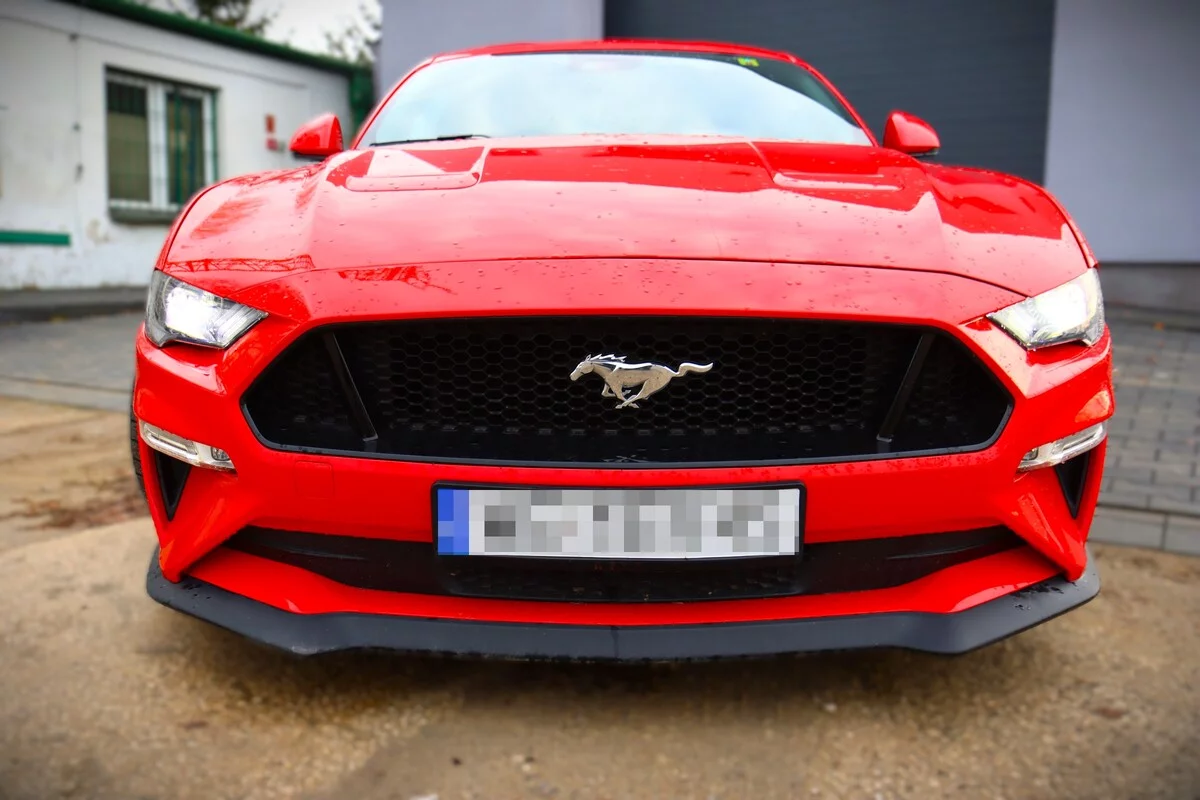 Ale numer! 450 koni, 5 sekund do setki. Skonfiskowali sportowego forda mustanga, przemalowali i "wcielili" do Policji