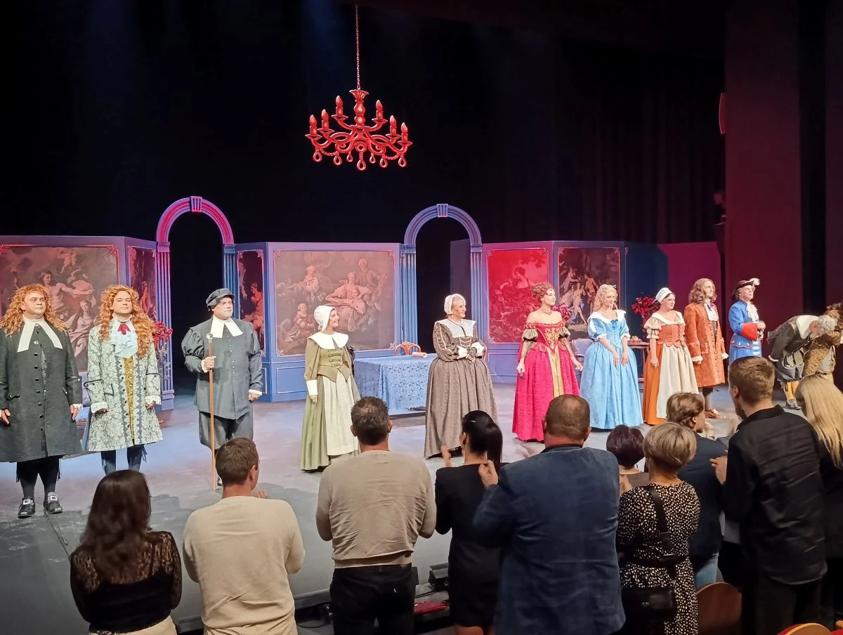 Energetyczny spektakl w płockim teatrze. Publiczność dziękowała brawami na stojąco