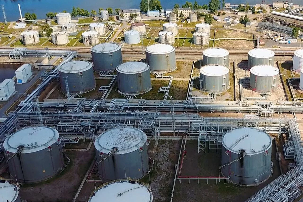 Pełnił funkcje w dywizjach betonu i kruszyw, związany był z Levi Strauss. Teraz wszedł do zarządu dużej spółki z Płocka