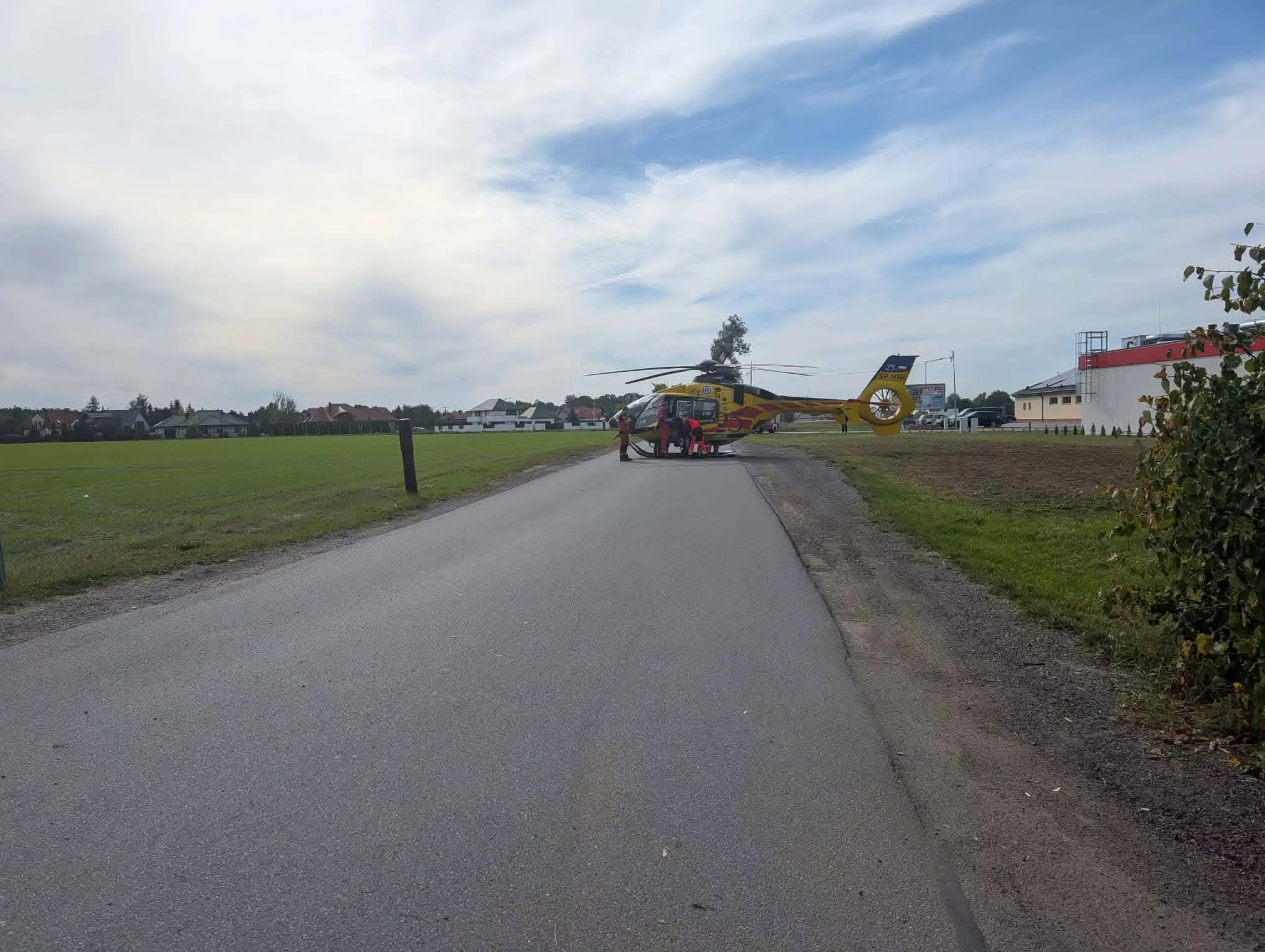 Poważny wypadek na wylotówce z Płocka. Jedna osoba jest ranna, w akcji śmigłowiec LPR