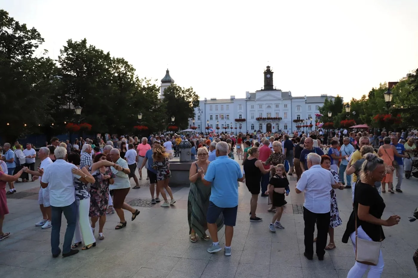 Potańcówki wracają na starówkę. Znamy terminy letnich imprez na Starym Rynku