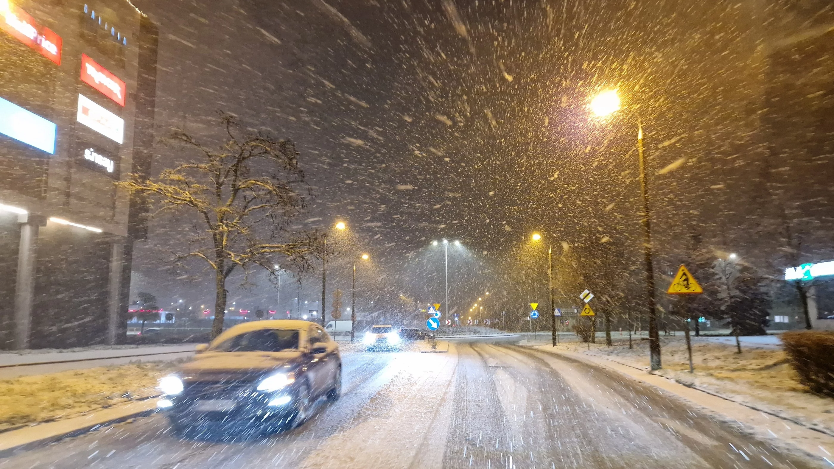 Śnieżyca utrudnia ruch. Trzeba liczyć się z tym, iż podróż potrwa dłużej