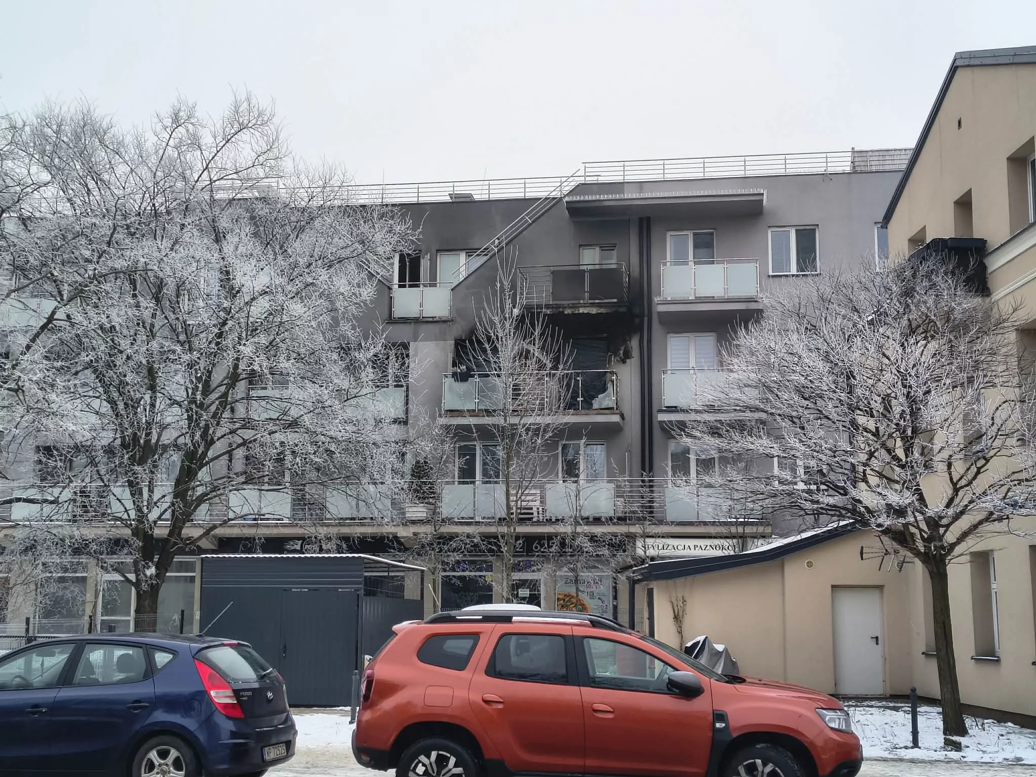 Mieszkańcy wracają do swoich domów po pożarze, trwa ocena strat i zbiórki. Ciężko ranna kobieta w Warszawie