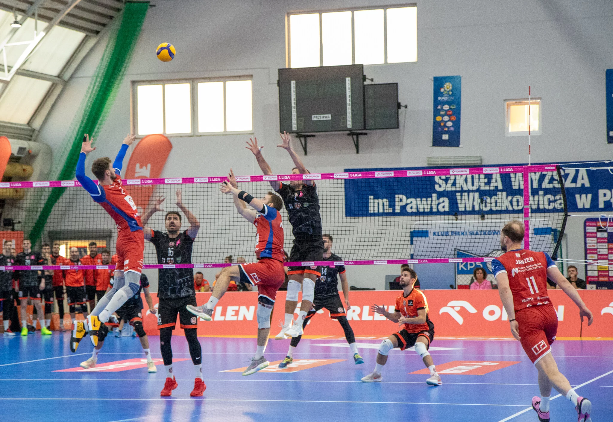 Emocjonująca końcówka meczu siatkarzy KPS Płock, ale punkty i MVP zgarnęli Mickiewicz i Linda