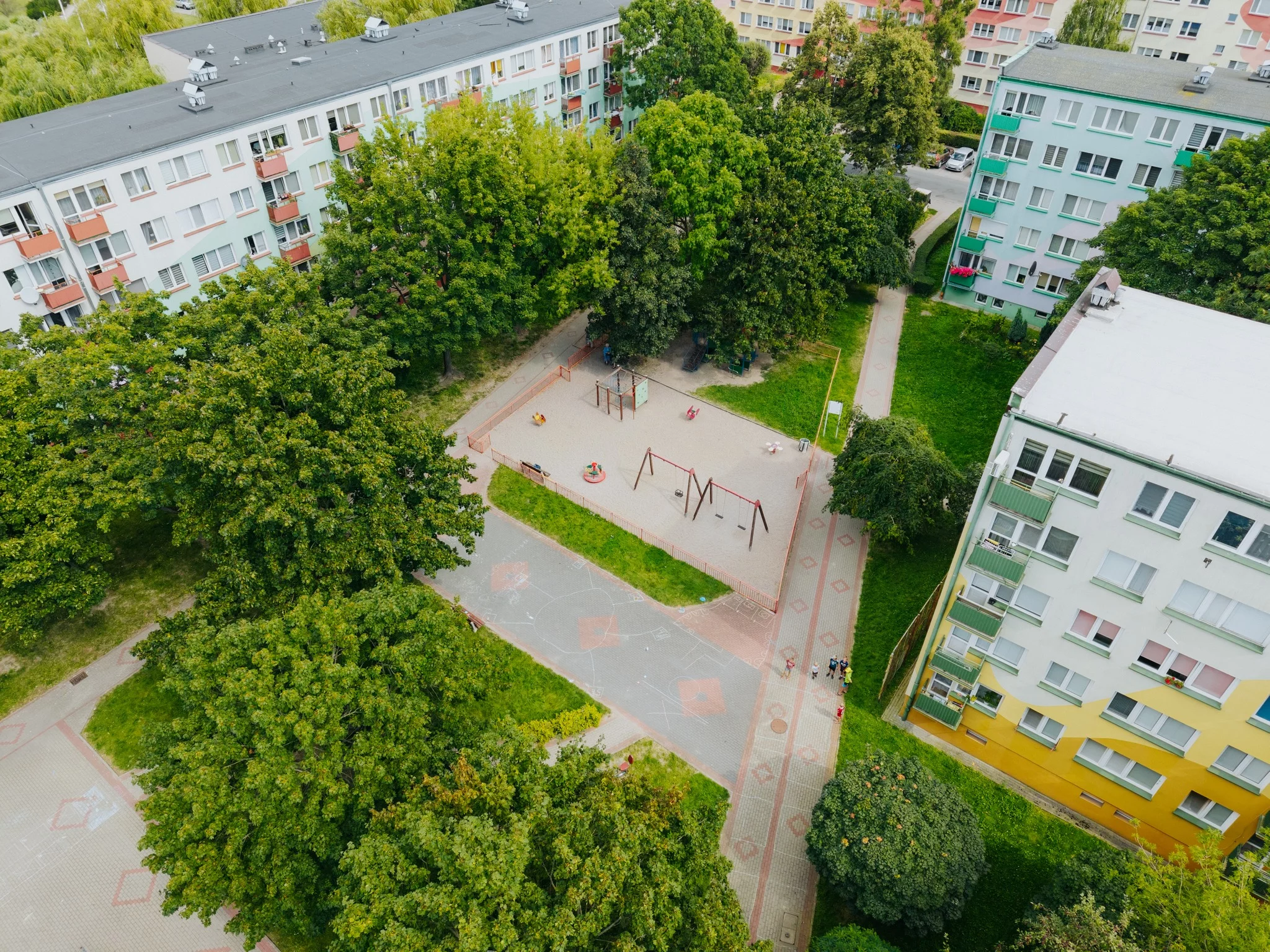 Trampolina, karuzela, huśtawki, zjeżdżalnie, ścianka wspinaczkowa. Startuje inwestycja na jednym z płockich osiedli!