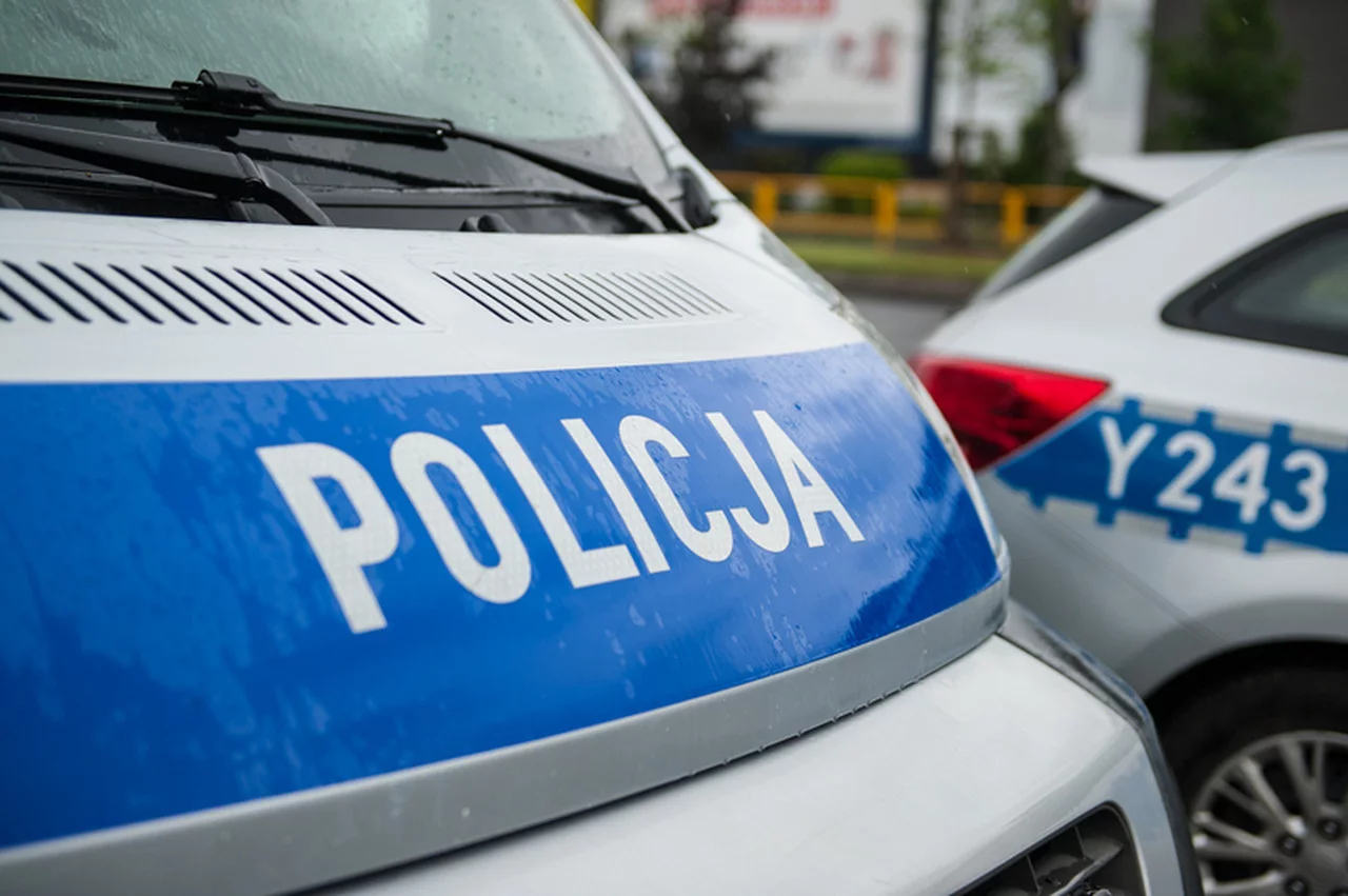 Volkswagen uderzył w barierki na moście w Płocku. Jeden pas zablokowany