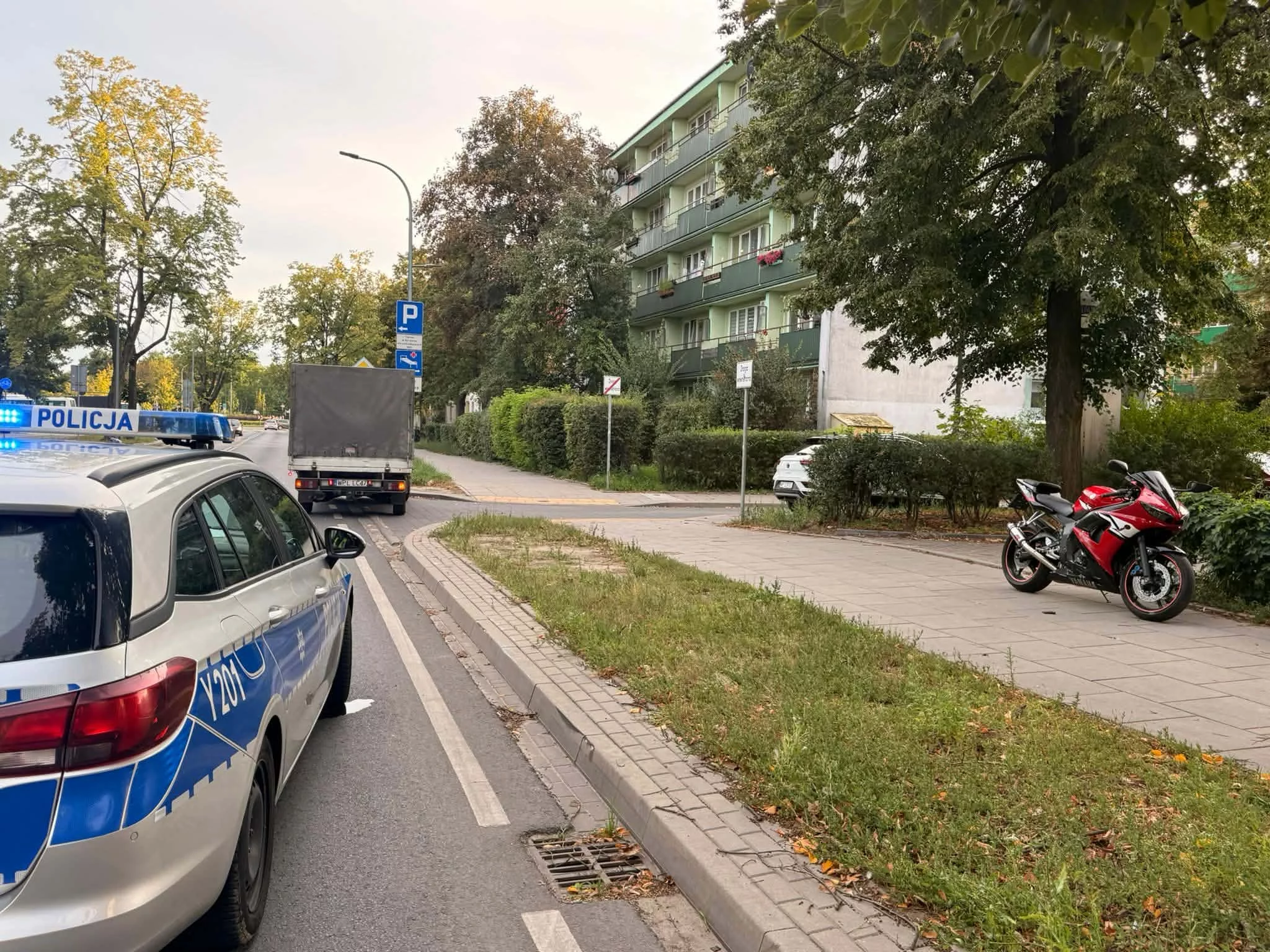 Senior z Volkswagena uderzył w Płocku w motocyklistę. Karetka w akcji