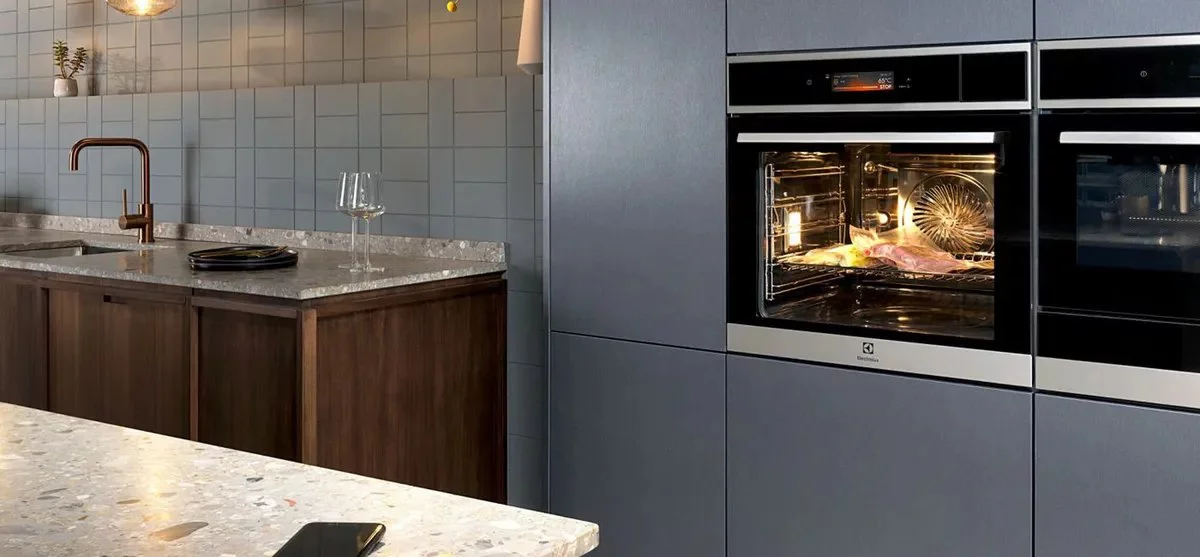 Smaczne i zdrowe gotowanie bez wysiłku – inteligentny piekarnik sam ustawia temperaturę, parę oraz czas pieczenia