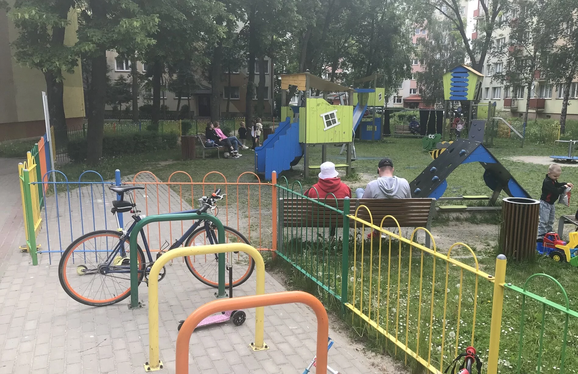 Urząd Miasta Płocka pokonał niebezpieczną furtkę? "Koniec wybijania dzieciom zębów"
