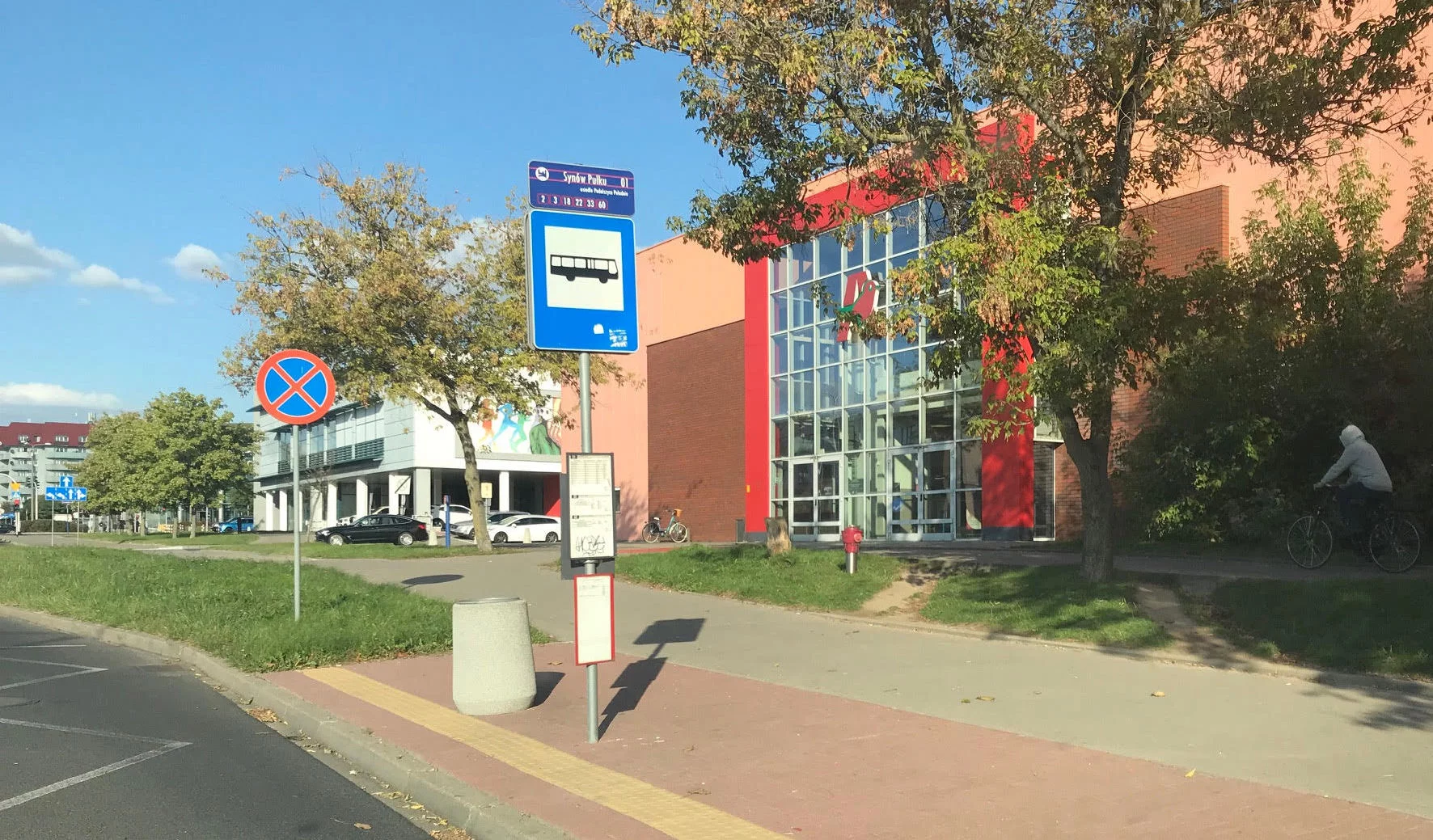 Czekają w markecie w Płocku. Nie zdążają dobiec do autobusu