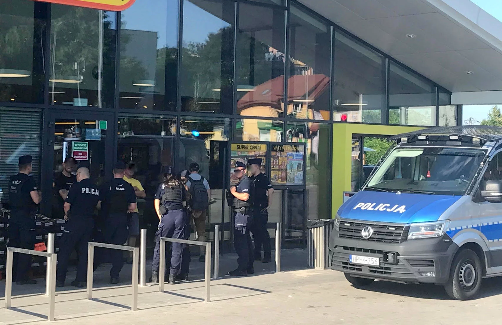 Policyjna akcja w Płocku. Zatrzymanie przy dyskoncie