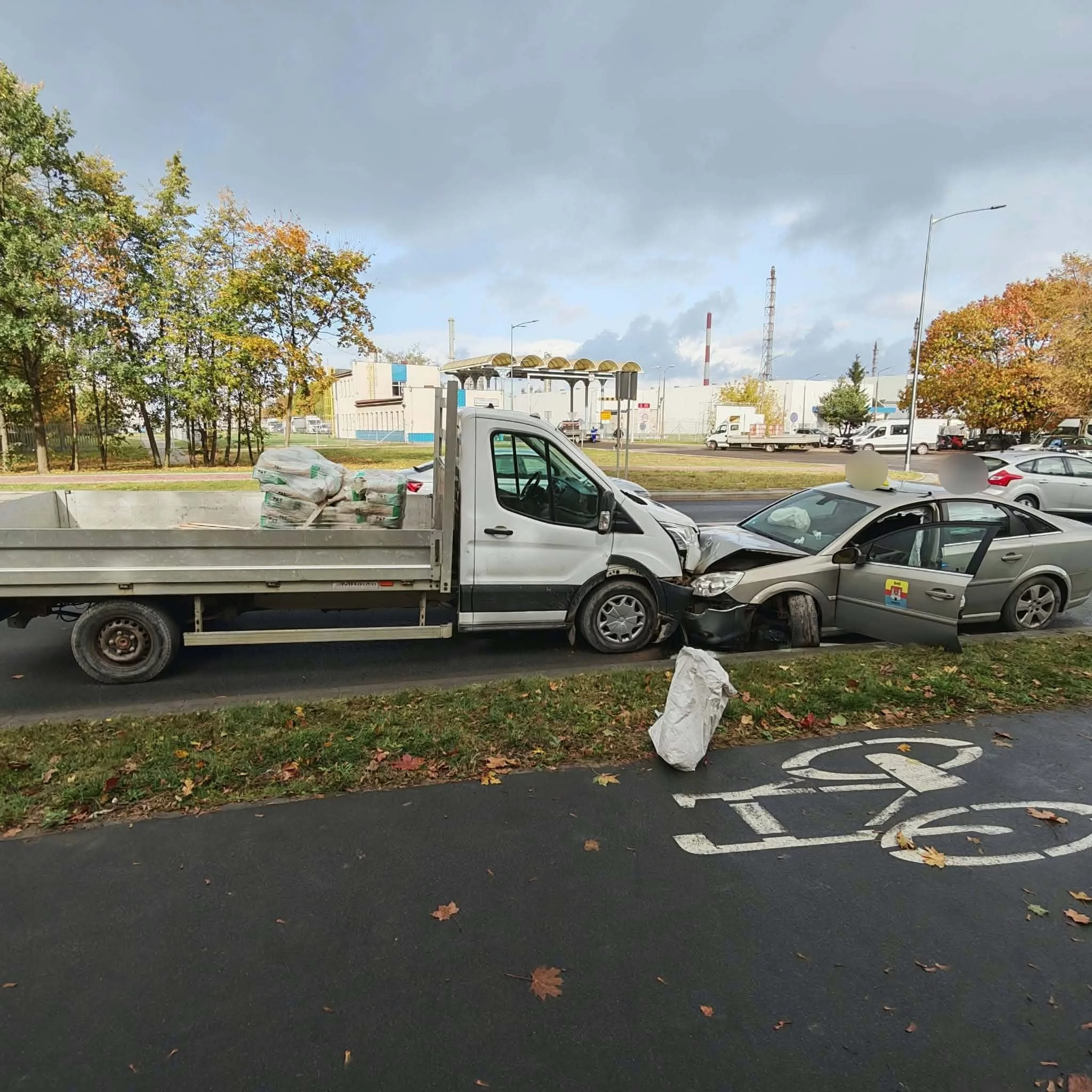 Czołowe zderzenie w Płocku. Taksówkarz stracił przytomność za kierownicą, dwie osoby ranne!