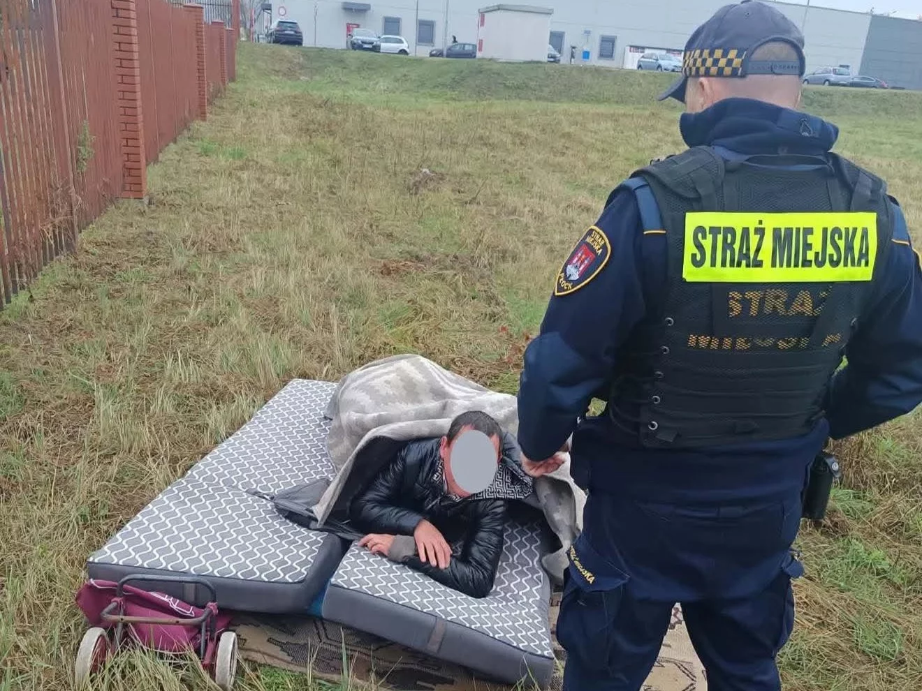 Śpią choćby w pustostanach i na ogródkach działkowych. Straż Miejska w Płocku apeluje
