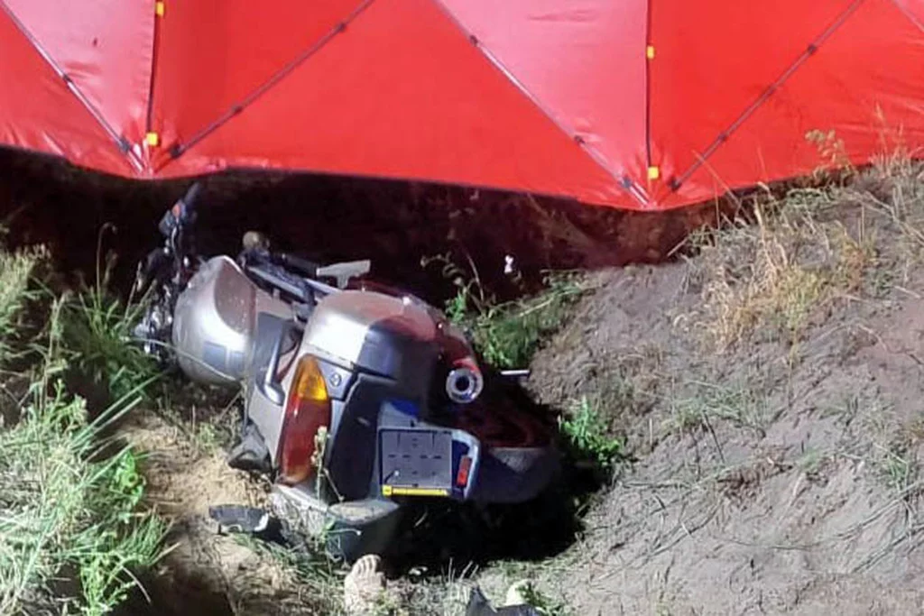 Śmierć na drodze. Motocyklista uderzył w przepust drogowy