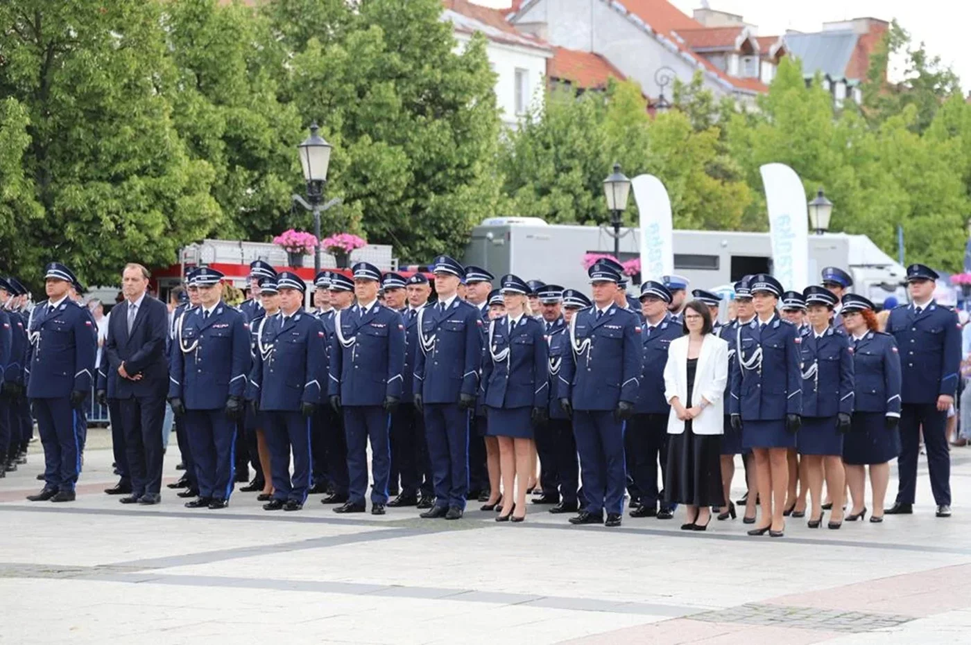Kuszą wcześniejszą emeryturą, "trzynastką". Zbliża się termin naboru do służby