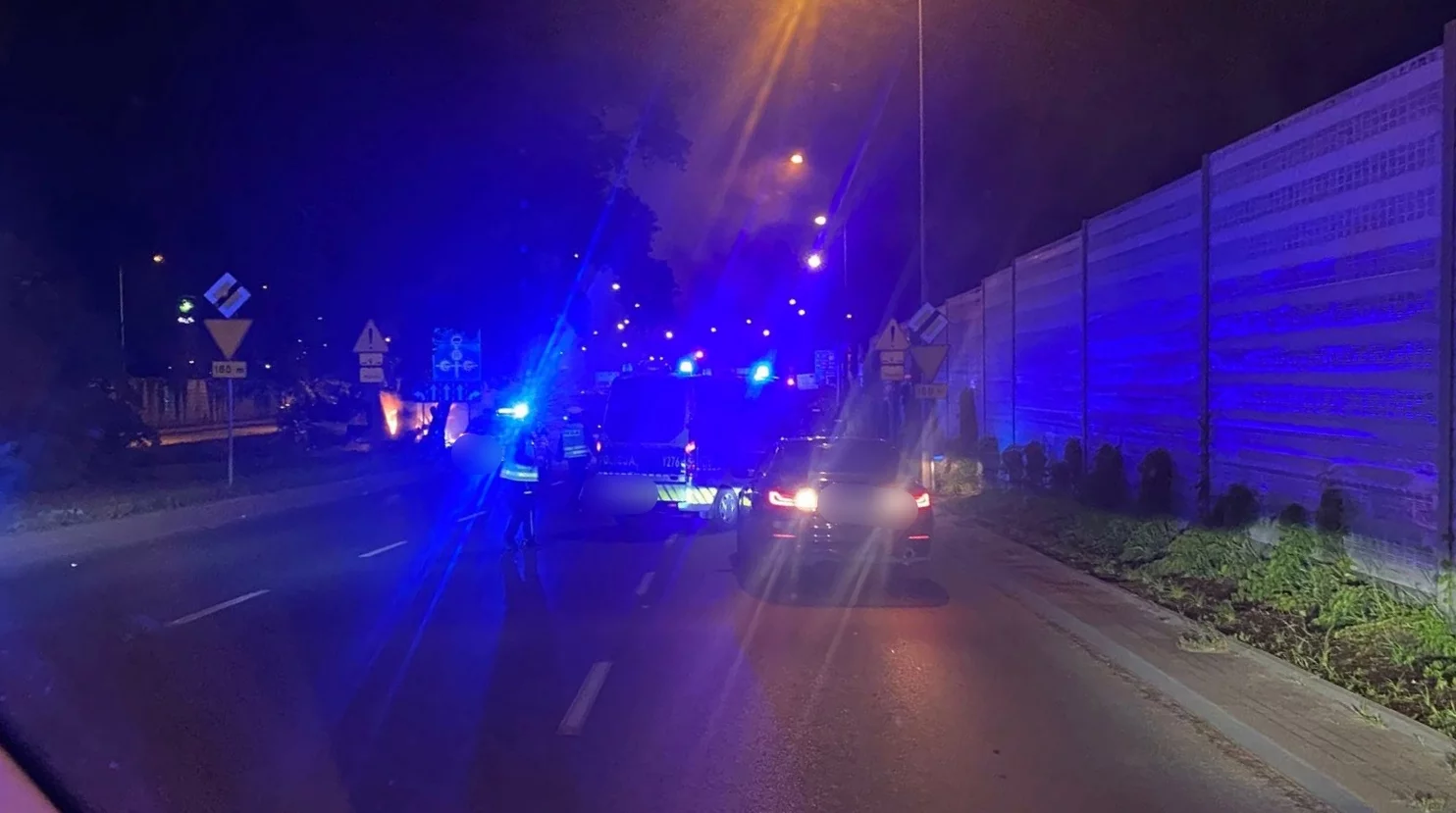 Dramat na drodze! Samochód stanął w płomieniach, dwie osoby nie żyją