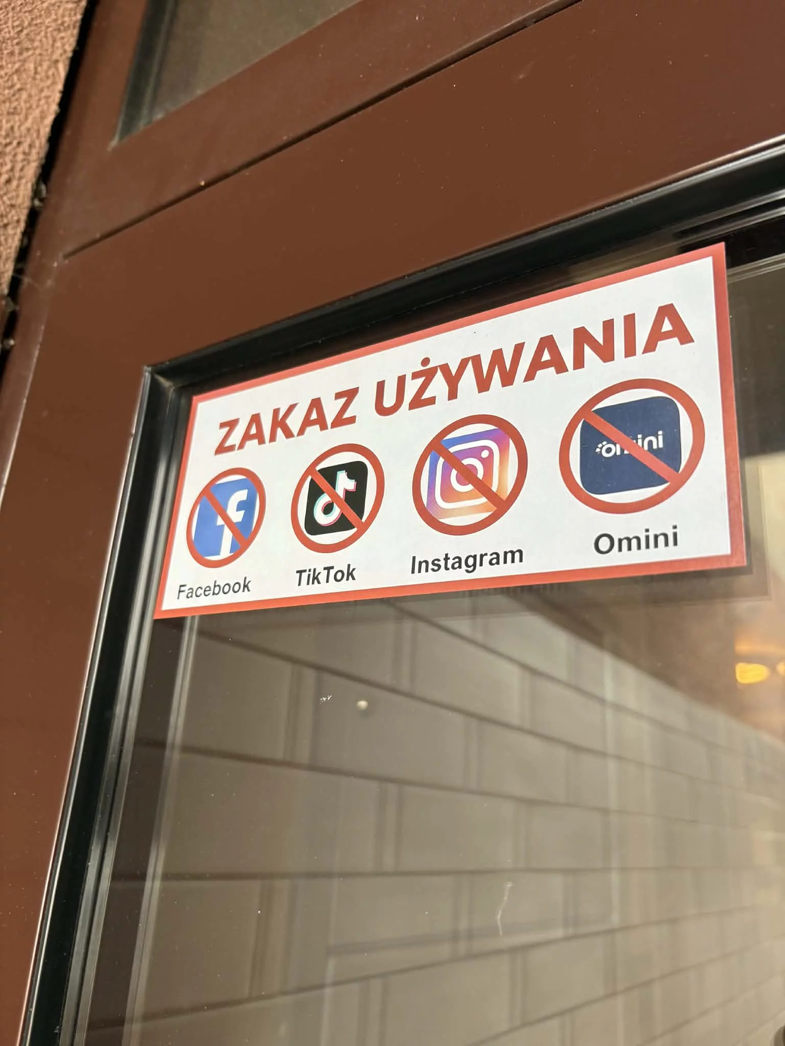 Setki naklejek pojawiły się w całym Płocku. Internauci mają kilka teorii