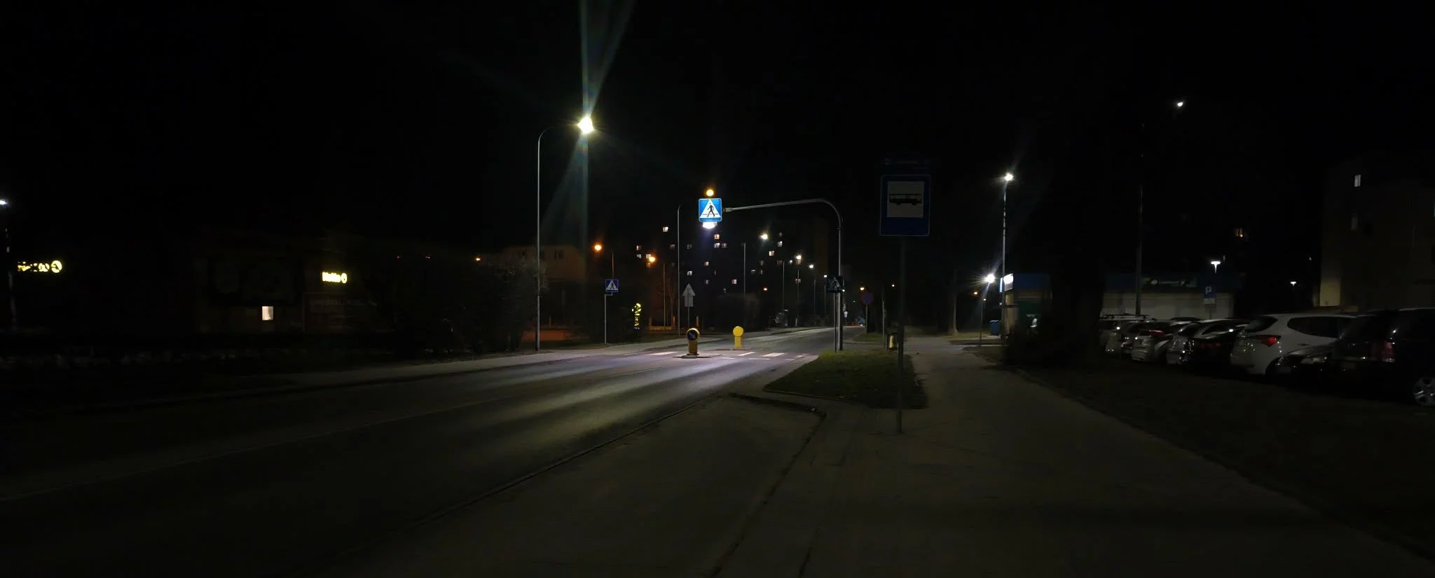 Wychodzą ze sklepu wprost na ulicę. A świateł brak