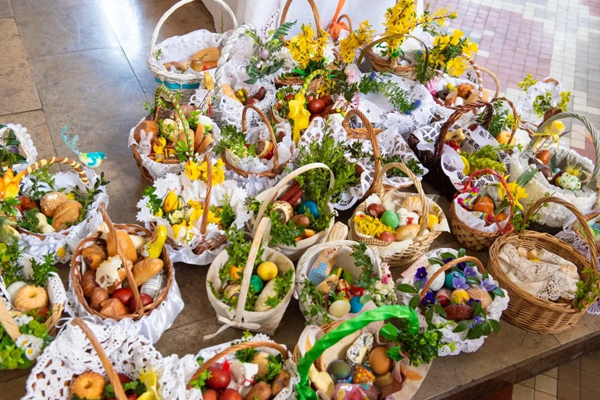 Co włożyć do wielkanocnego koszyczka i dlaczego? Przewodnik po tradycji