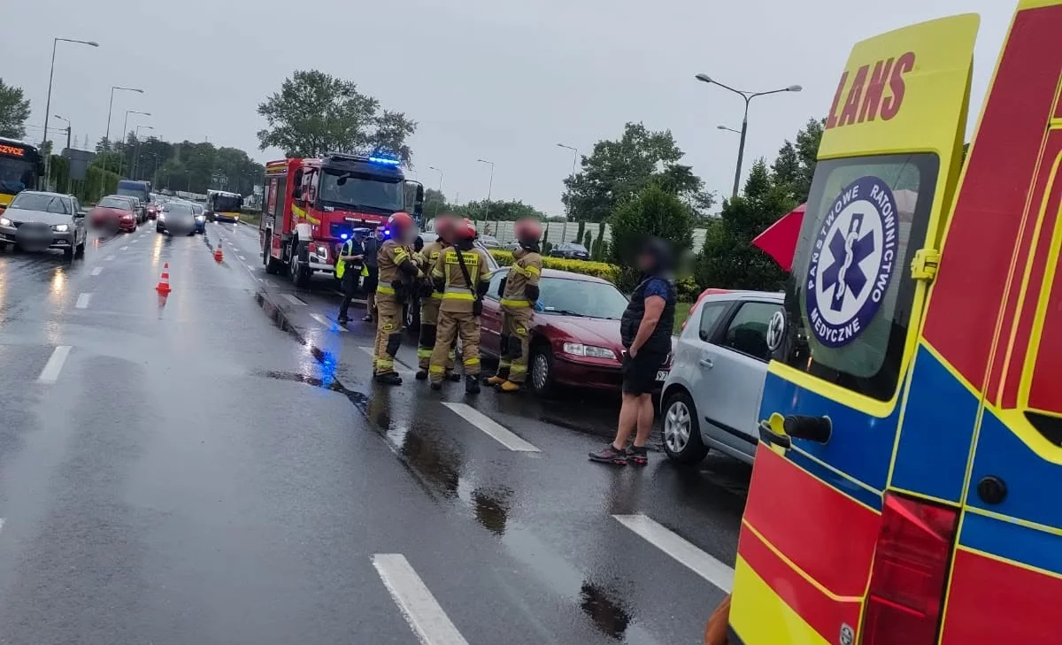 Zderzenie kilku pojazdów w Płocku. Trwa akcja służb, są utrudnienia!