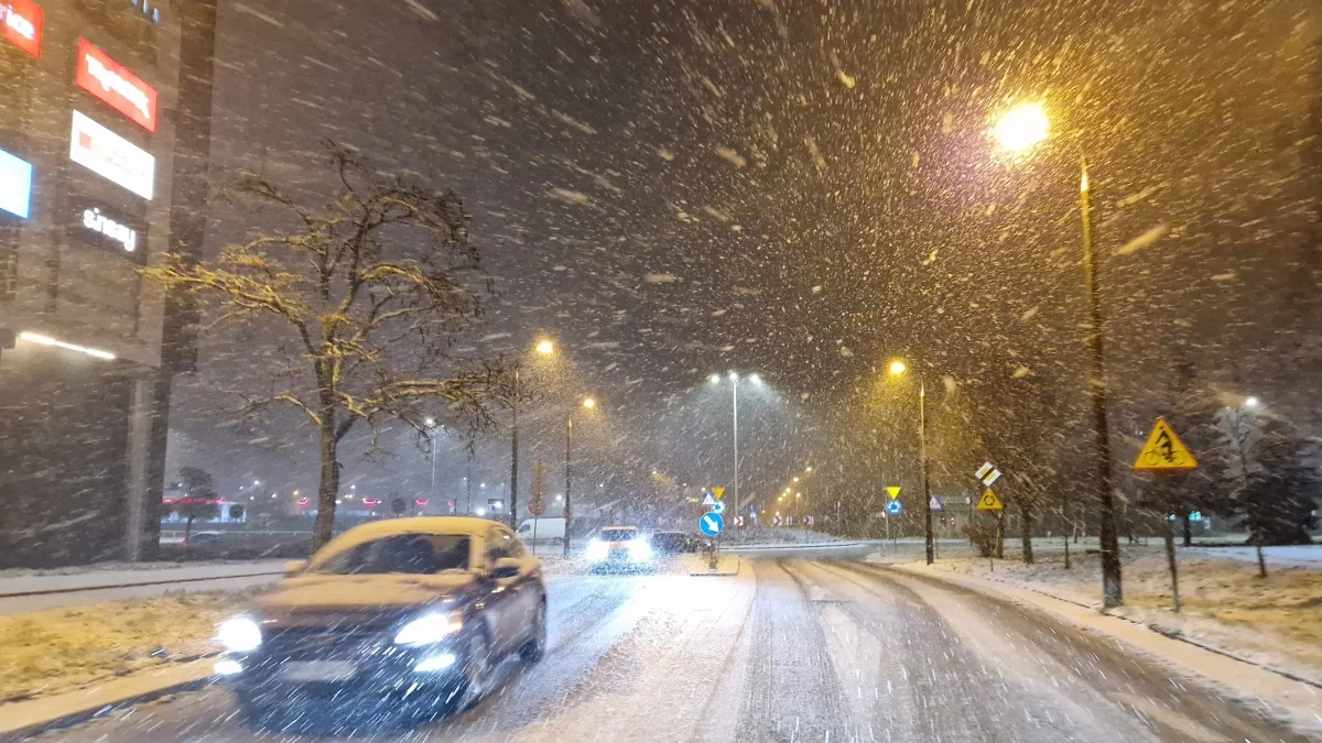 Na głównych ulicach do 4 godzin, na najmniej ważnych do 24 godzin. Te ulice mają priorytet w odśnieżaniu