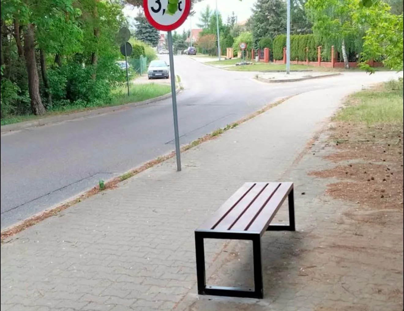 W tym mieście na Mazowszu znikają kwiaty i ławki. Co tam się dzieje?