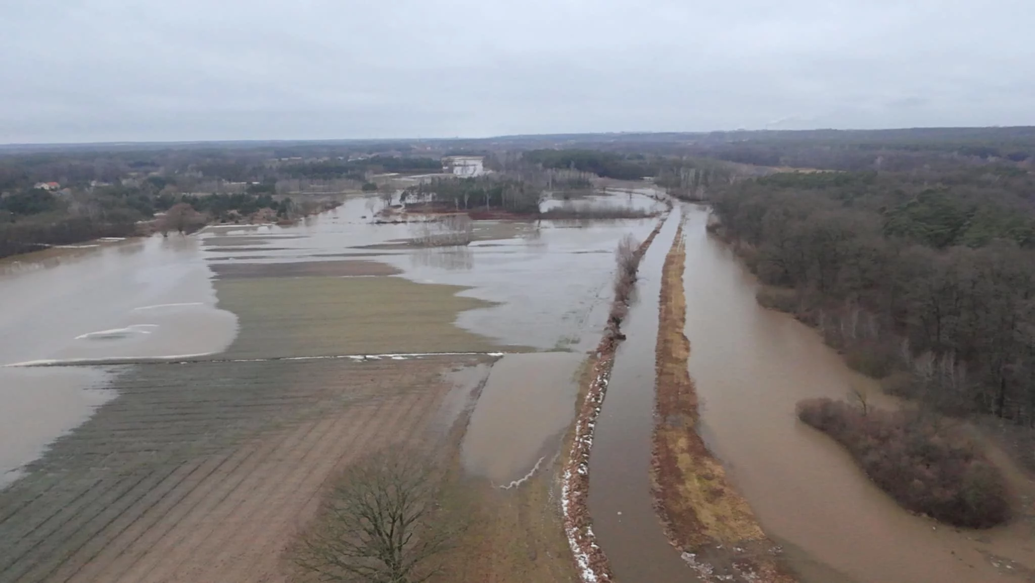 Był sztab kryzysowy, zalane posesje i ciężki sprzęt. Jak dziś wygląda sytuacja na rzece?