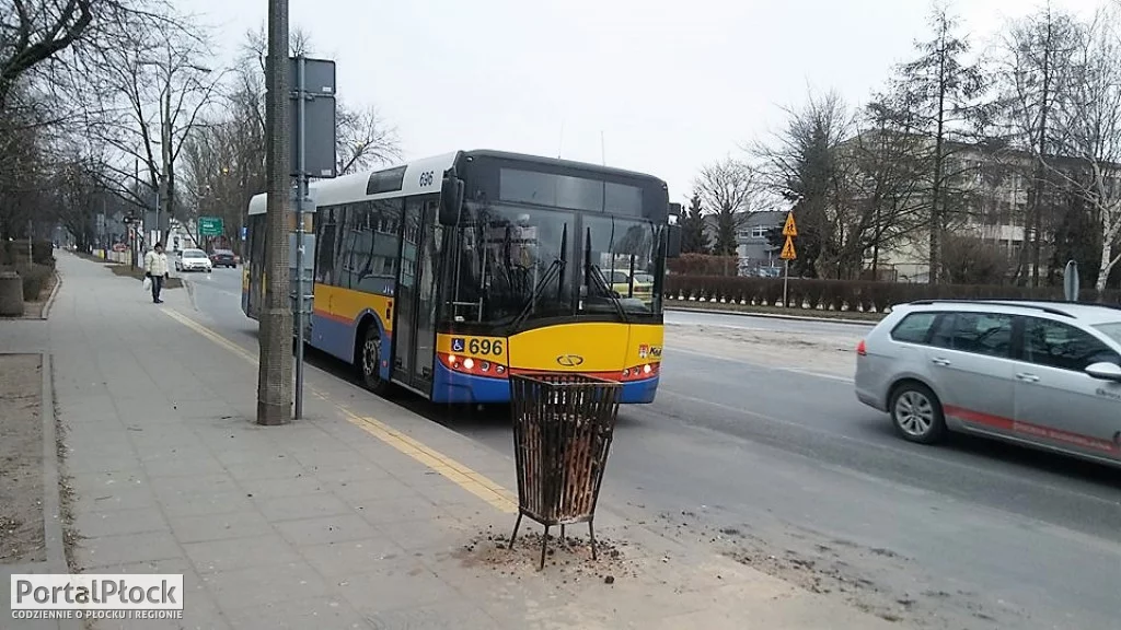 Stoją na mrozie i czekają na autobus. Radny proponuje rozwiązanie. Co na to ratusz?