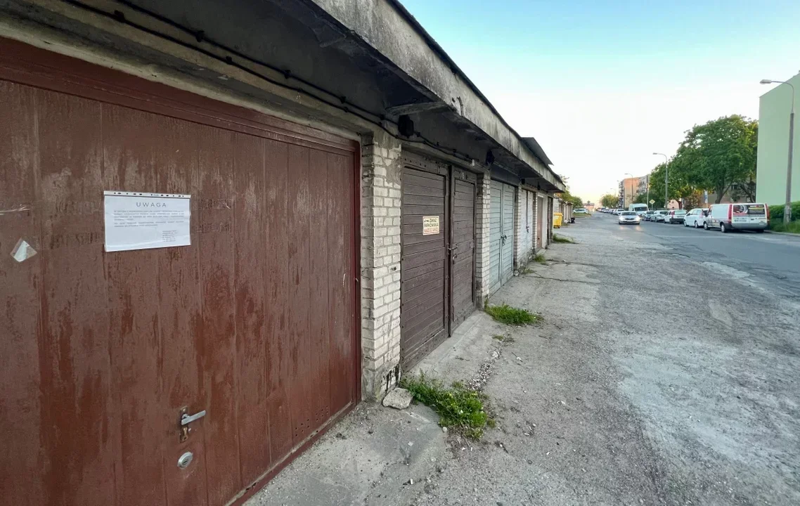 Mieszkańcy Skarpy bez garaży. PiS mówi o wywłaszczeniu, prezydent odpowiada