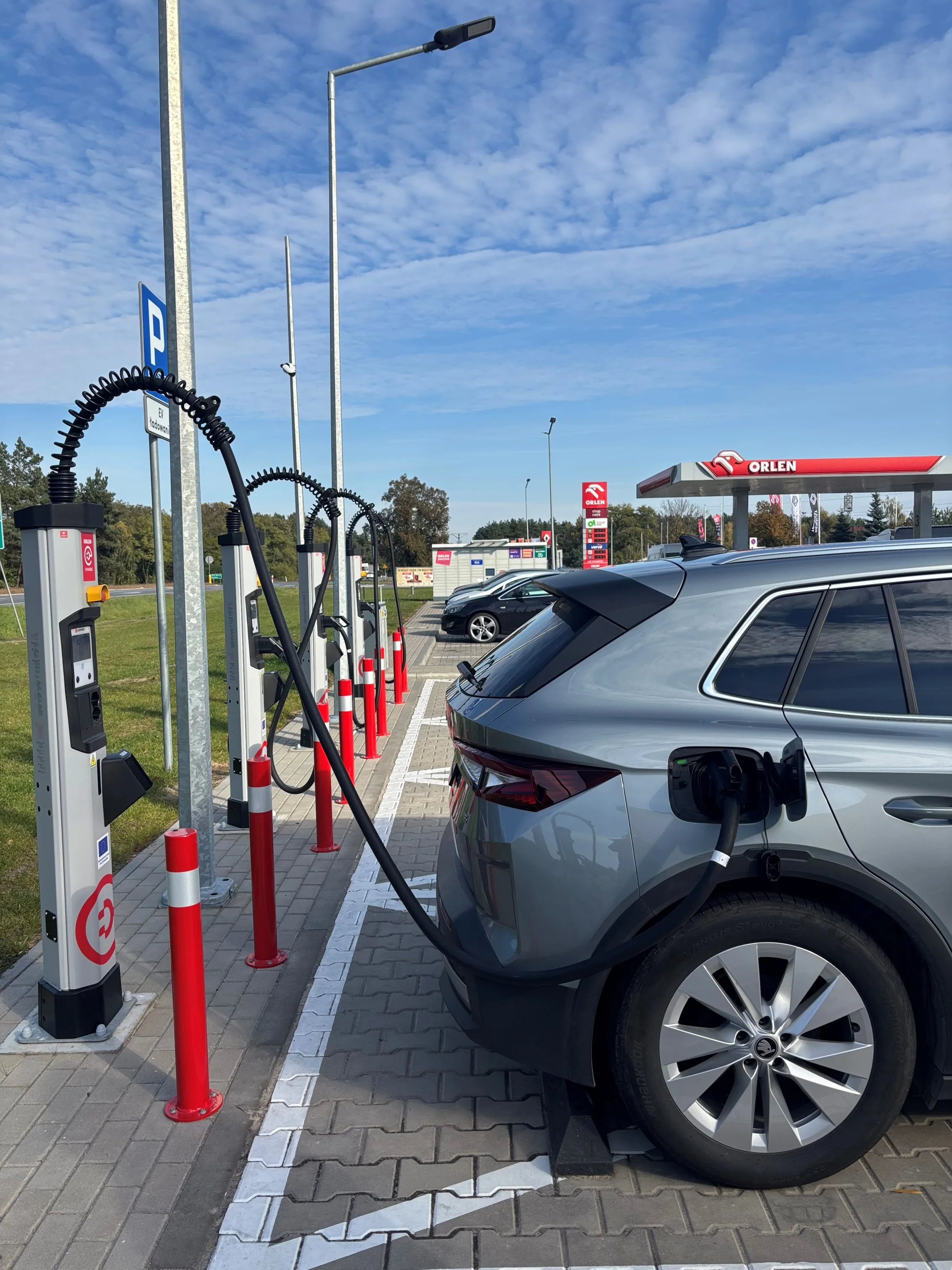 Tańsze ładowanie „elektryków” na stacjach w całej Polsce. Ruszyła jesienna promocja