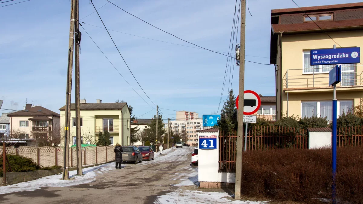 Chwilowo jest "samochód na samochodzie". Będą nowe ulice, parking i zieleń