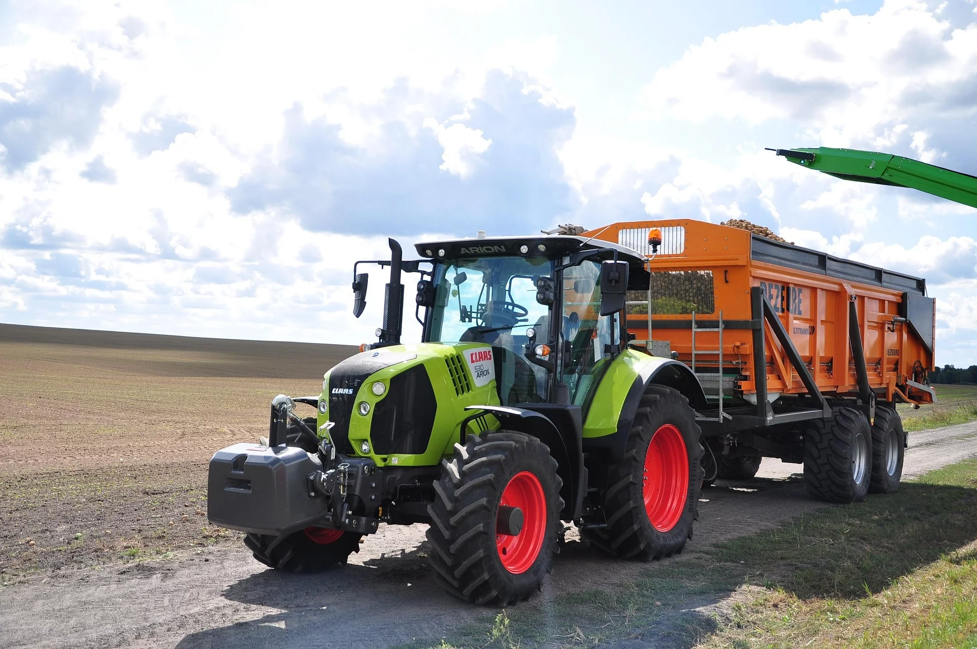 Traktor na podwójnej ciągłej? Sprawdź, czy możesz go wyprzedzić i ile wynosi mandat