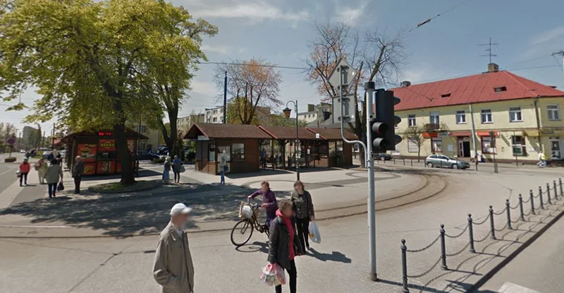 Obrazek do pytania - „[…] siedząc na ławce na pętli tramwaju nr 45 w Zgierzu, myślę sobie, że to miejsce to by mogło być jednym z takich miejsc zbornych.” Który poeta tak napisał o Zgierzu?