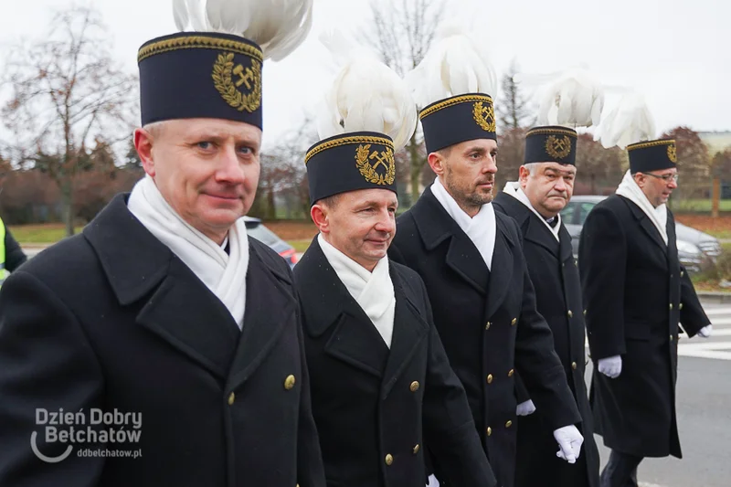 Obrazek do pytania - Górnicy podczas pochodów ubrani są w galowe mundury. Różnią się kolorem piór umieszczonych na czapce. Kolory piór mają swoją symbolikę: zielone noszą generalni dyrektorzy, czerwone przynależą orkiestrze górniczej, a biało-czerwone tamburmajorowi.  Wielu górników z KWB Bełchatów nosi białe pióra. Dla kogo są one przypisane?