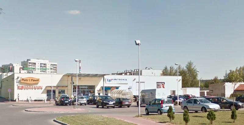 Obrazek do pytania - Coś łatwego na rozgrzewkę. Kiedyś był tu Piotr i Paweł. Jaki market mieści się tu teraz?