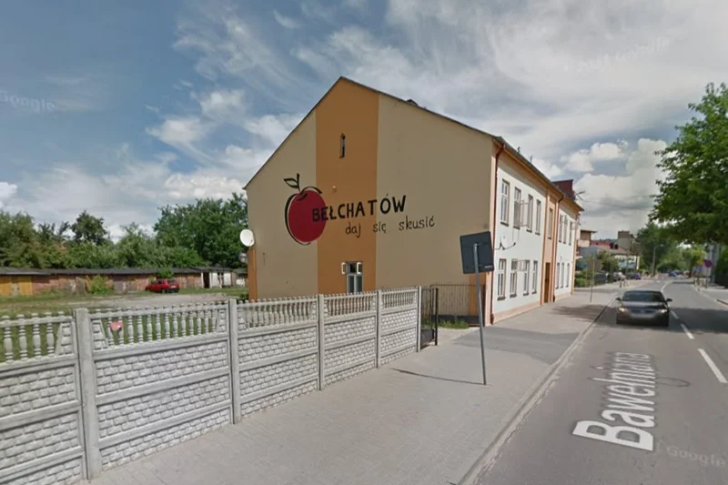 Obrazek do pytania - Ten budynek został wyremontowany. Co teraz znajduje się na jego elewacji?
