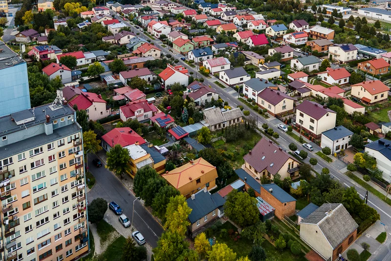 Obrazek do pytania - Ten widok mogą kojarzyć mieszkańcy pobliskich wieżowców. Na jakim osiedlu zrobiliśmy to zdjęcie?