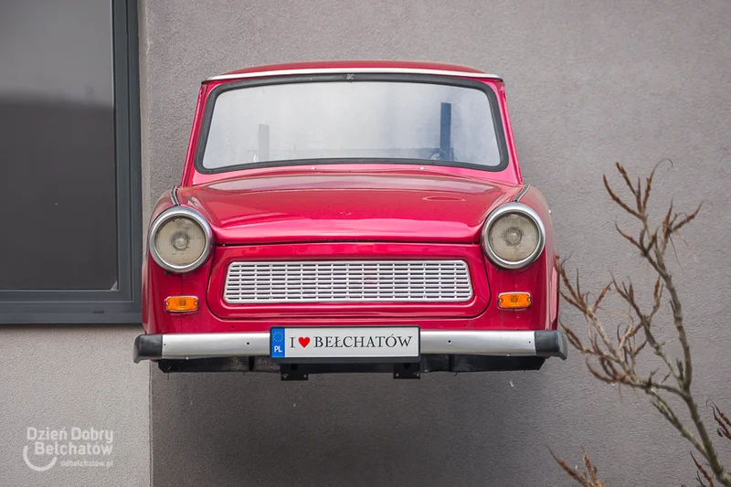 Obrazek do pytania - No to teraz sprawdźmy, czy zdarza wam się zaglądać w miejskie zakamarki. Gdzie możemy zobaczyć auto wbite w ścianę budynku?