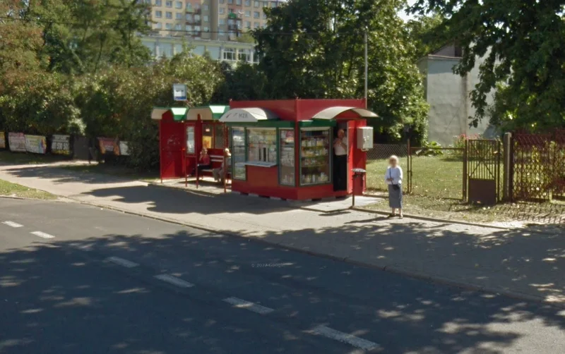 Obrazek do pytania - Ten przystanek wygląda dziś inaczej. Czy wiesz, gdzie się znajdował?