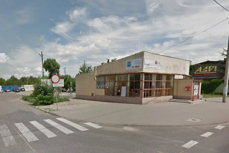 Obrazek do pytania - Podróżni z pewnością pamiętają ten budynek. Przy jakiej mieścił się ulicy?
