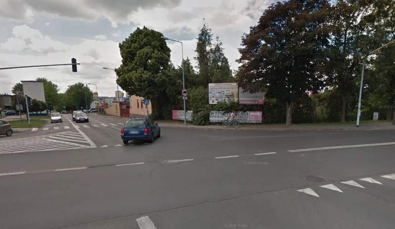 Obrazek do pytania - Przed nami ostatnie pytanie. Teraz jest tu rondo - które ulice się tu krzyżują?