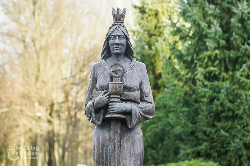 Obrazek do pytania - Bełchatów znany jest z działalności kompleksu energetycznego. Gdzie można znaleźć rzeźbę św. Barbary?