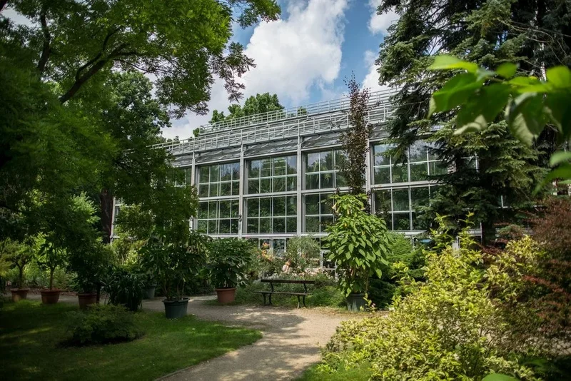 Obrazek do pytania - Które miejsce słynie z ogromnych szklarni pełnych egzotycznych roślin?