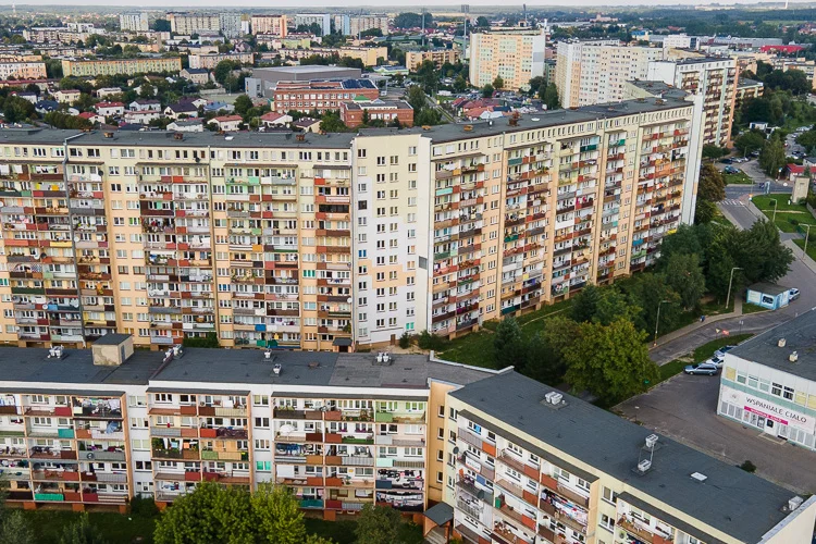 Obrazek do pytania - Te bloki z pewnością zna każdy bełchatowianin. Na jakim osiedlu się znajdują?