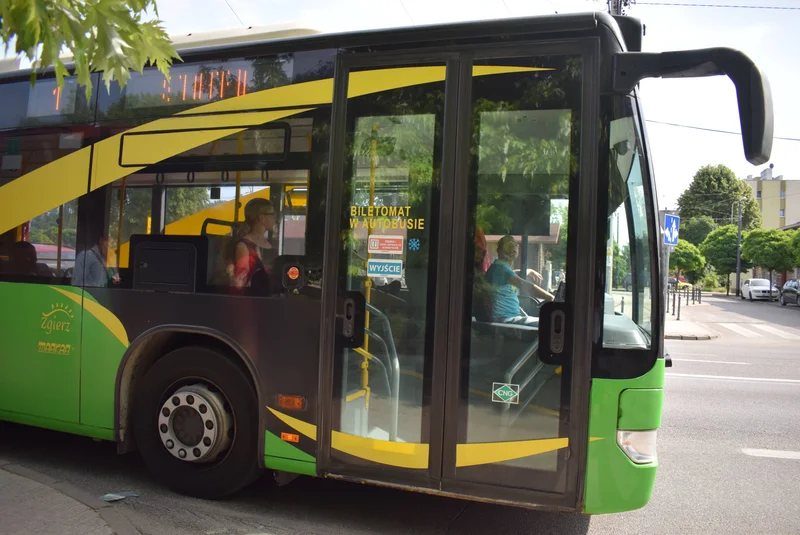 Obrazek do pytania - Jadąc autobusem MUK Zgierz, pasażer, który zatrzyma pojazd bez uzasadnionej przyczyny zapłaci opłatę dodatkową w wysokości:
