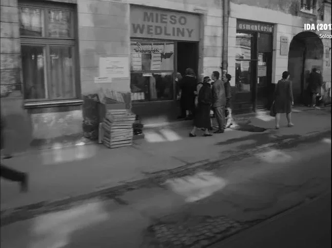 Obrazek do pytania - Jaką ulicę widać na kadrze z filmu Ida?