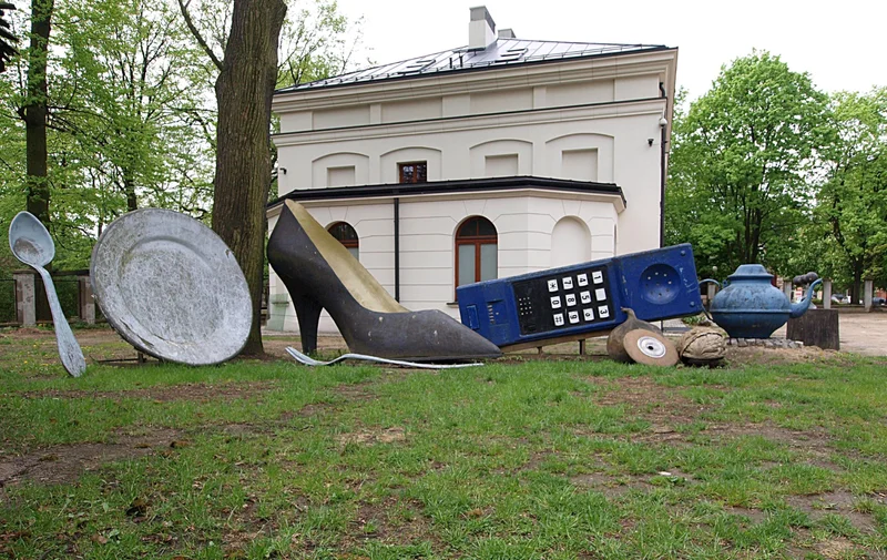 Obrazek do pytania - Rekwizyty do jakiego filmu stoją przed muzeum Kinematografii w Łodzi?
