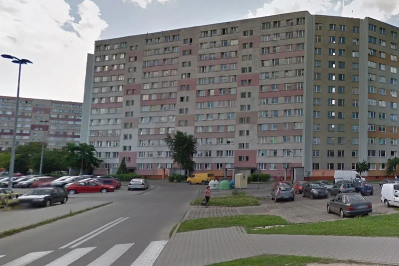 Obrazek do pytania - Zdecydowanie inaczej wyglądają teraz bełchatowskie osiedla. Przy jakiej ulicy znajduje się ten blok?